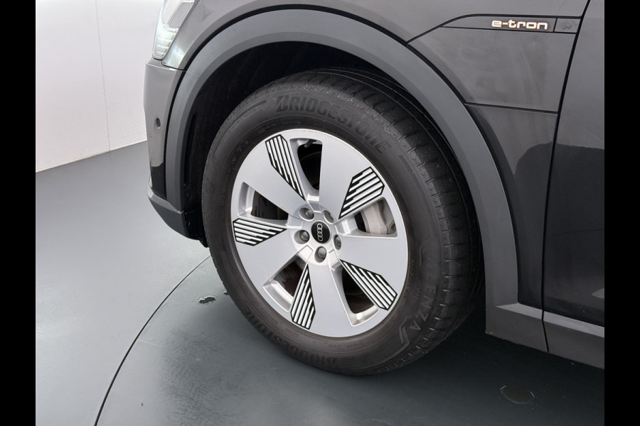 Audi e-tron 55 Quattro 95kWh 408PK Trekhaak Elektr.Leer+Verwarmd Pano-Dak Trekhaak Luchtvering Adap.Cruise Navi Ecc Stoelverwarming Business LED Lmv Elek.Achterklep Privacy Glas Keyless Zwarte Hemel Origineel Nederlandse Auto SOH 89% Trekhaak 1800kg !