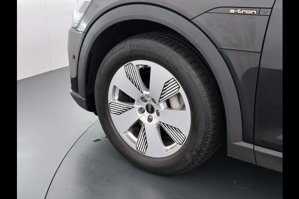 Audi e-tron 55 Quattro 95kWh 408PK Trekhaak Elektr.Leer+Verwarmd Pano-Dak Trekhaak Luchtvering Adap.Cruise Navi Ecc Stoelverwarming Business LED Lmv Elek.Achterklep Privacy Glas Keyless Zwarte Hemel Origineel Nederlandse Auto SOH 89% Trekhaak 1800kg !