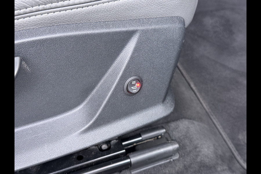 Audi e-tron 55 Quattro 95kWh 408PK Trekhaak Elektr.Leer+Verwarmd Pano-Dak Trekhaak Luchtvering Adap.Cruise Navi Ecc Stoelverwarming Business LED Lmv Elek.Achterklep Privacy Glas Keyless Zwarte Hemel Origineel Nederlandse Auto SOH 89% Trekhaak 1800kg !