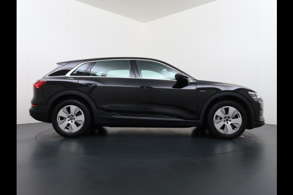 Audi e-tron 55 Quattro 95kWh 408PK Trekhaak Elektr.Leer+Verwarmd Pano-Dak Trekhaak Luchtvering Adap.Cruise Navi Ecc Stoelverwarming Business LED Lmv Elek.Achterklep Privacy Glas Keyless Zwarte Hemel Origineel Nederlandse Auto SOH 89% Trekhaak 1800kg !