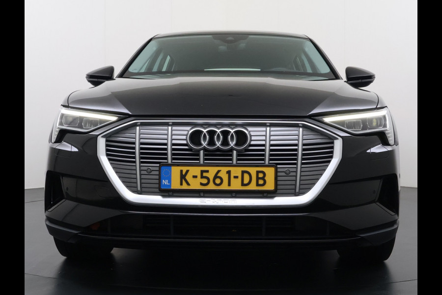 Audi e-tron 55 Quattro 95kWh 408PK Trekhaak Elektr.Leer+Verwarmd Pano-Dak Trekhaak Luchtvering Adap.Cruise Navi Ecc Stoelverwarming Business LED Lmv Elek.Achterklep Privacy Glas Keyless Zwarte Hemel Origineel Nederlandse Auto SOH 89% Trekhaak 1800kg !
