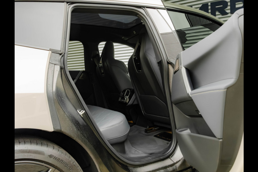 BMW iX xDrive M70 - Full Option - Pano - B&W - Trekhaak - 112kWh