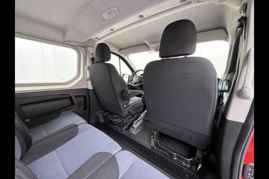 Opel Vivaro D126pk L2H1 D. C Dubbele Cabine Euro 6 Navi Airco Trekhaak Camera Cruise Control Bluetooth Pdc 5-Persoons Betonplex Vloer Wandbetimmering Schuifdeur Regen-Lichtsensor 1.6CDTI 1e Eigenaar Origineel Nederlandse Auto Dealeronderhouden 2.000kg trekvermogen