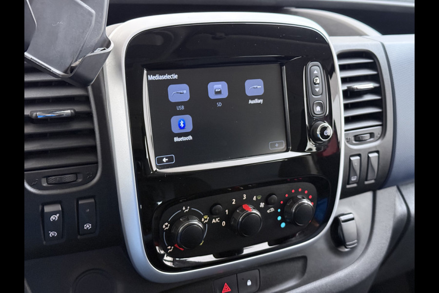 Opel Vivaro D126pk L2H1 D. C Dubbele Cabine Euro 6 Navi Airco Trekhaak Camera Cruise Control Bluetooth Pdc 5-Persoons Betonplex Vloer Wandbetimmering Schuifdeur Regen-Lichtsensor 1.6CDTI 1e Eigenaar Origineel Nederlandse Auto Dealeronderhouden 2.000kg trekvermogen