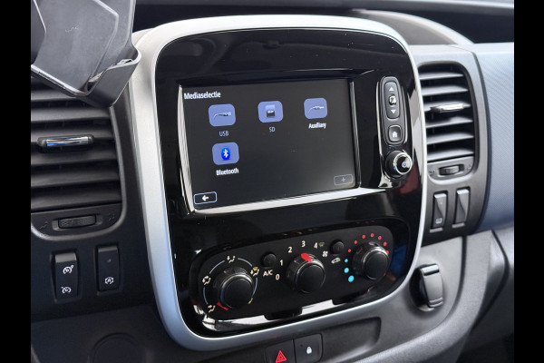 Opel Vivaro D126pk L2H1 D. C Dubbele Cabine Euro 6 Navi Airco Trekhaak Camera Cruise Control Bluetooth Pdc 5-Persoons Betonplex Vloer Wandbetimmering Schuifdeur Regen-Lichtsensor 1.6CDTI 1e Eigenaar Origineel Nederlandse Auto Dealeronderhouden 2.000kg trekvermogen