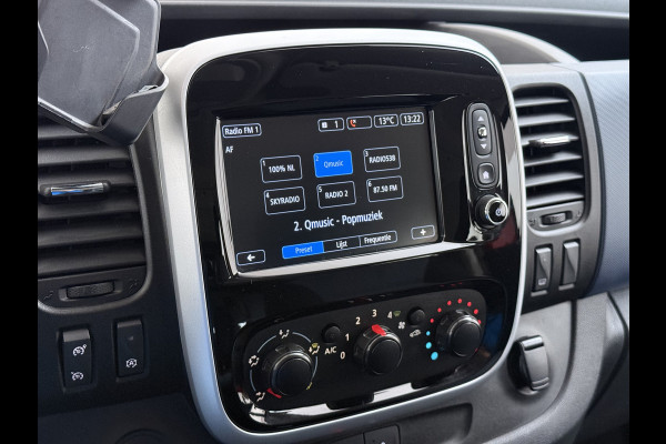 Opel Vivaro D126pk L2H1 D. C Dubbele Cabine Euro 6 Navi Airco Trekhaak Camera Cruise Control Bluetooth Pdc 5-Persoons Betonplex Vloer Wandbetimmering Schuifdeur Regen-Lichtsensor 1.6CDTI 1e Eigenaar Origineel Nederlandse Auto Dealeronderhouden 2.000kg trekvermogen