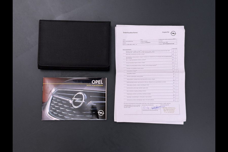 Opel Vivaro D126pk L2H1 D. C Dubbele Cabine Euro 6 Navi Airco Trekhaak Camera Cruise Control Bluetooth Pdc 5-Persoons Betonplex Vloer Wandbetimmering Schuifdeur Regen-Lichtsensor 1.6CDTI 1e Eigenaar Origineel Nederlandse Auto Dealeronderhouden 2.000kg trekvermogen