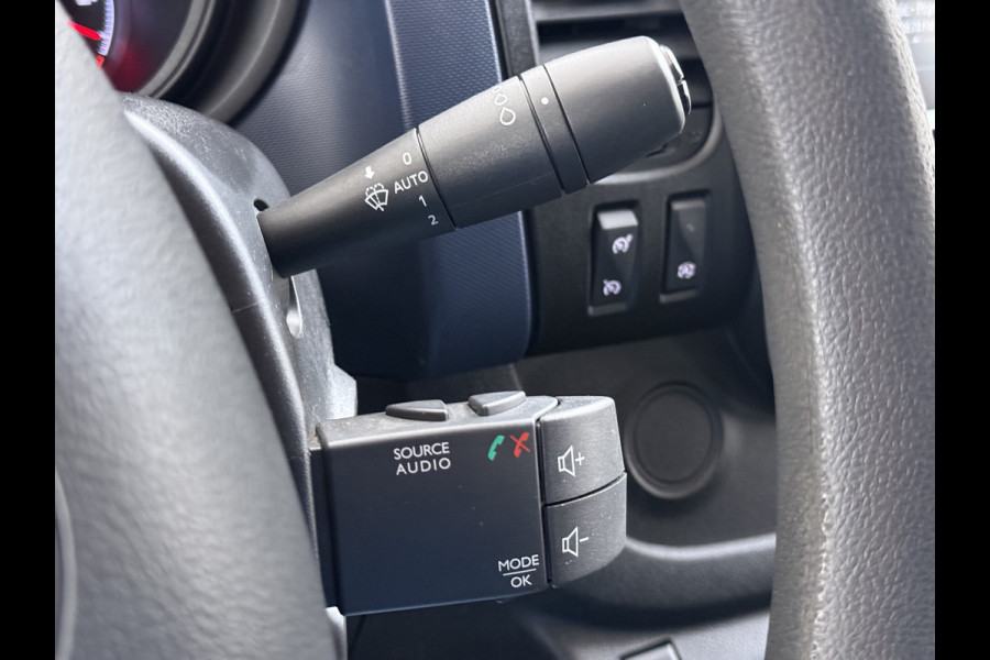 Opel Vivaro D126pk L2H1 D. C Dubbele Cabine Euro 6 Navi Airco Trekhaak Camera Cruise Control Bluetooth Pdc 5-Persoons Betonplex Vloer Wandbetimmering Schuifdeur Regen-Lichtsensor 1.6CDTI 1e Eigenaar Origineel Nederlandse Auto Dealeronderhouden 2.000kg trekvermogen