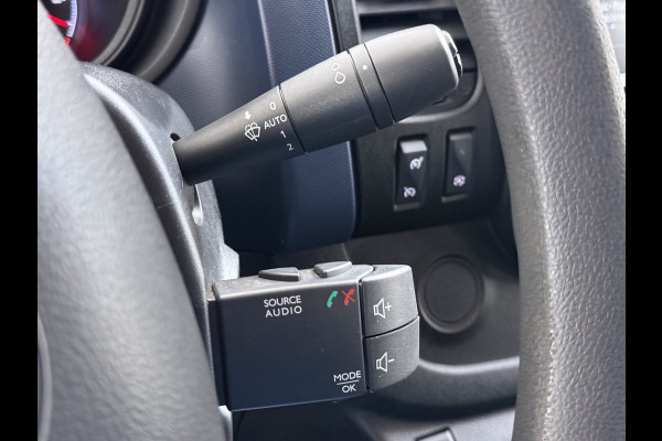 Opel Vivaro D126pk L2H1 D. C Dubbele Cabine Euro 6 Navi Airco Trekhaak Camera Cruise Control Bluetooth Pdc 5-Persoons Betonplex Vloer Wandbetimmering Schuifdeur Regen-Lichtsensor 1.6CDTI 1e Eigenaar Origineel Nederlandse Auto Dealeronderhouden 2.000kg trekvermogen