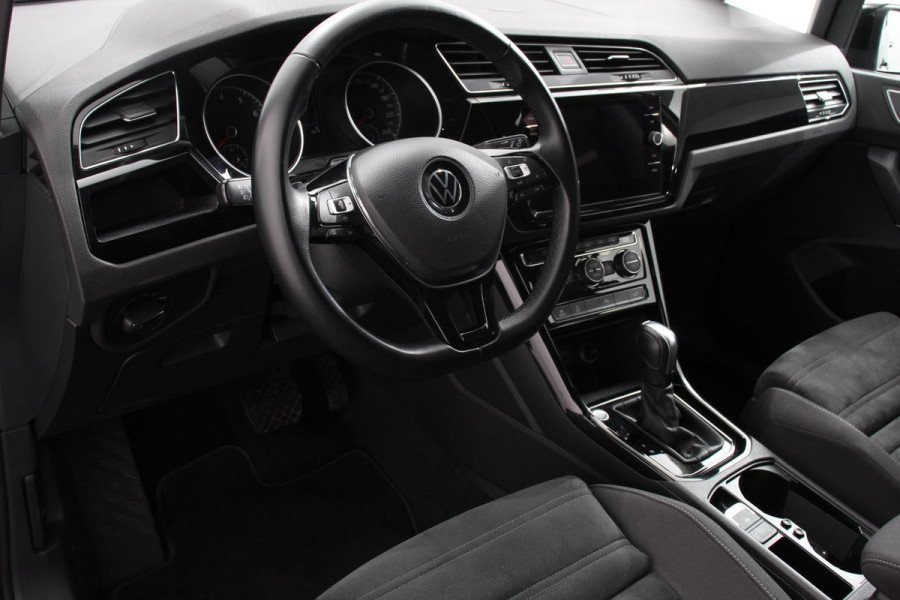 Volkswagen Touran 1.5 TSI DSG Highline 7p | Navigatie | Apple Carplay/Android Auto | Parkeersensoren | Adaptive Cruise Control | Stoel-en stuurverwarming | Elektrische achterklep | Getinte ramen | Climatronic