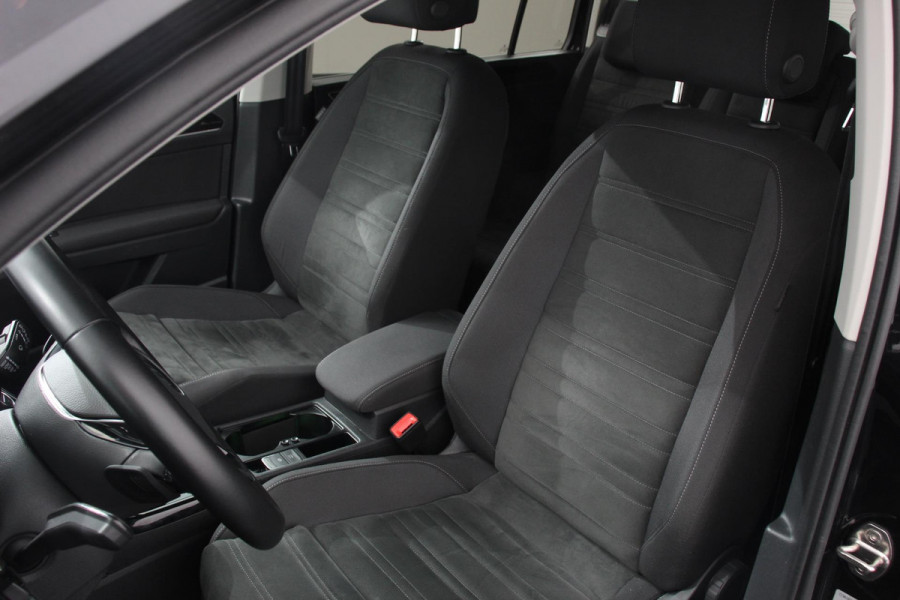 Volkswagen Touran 1.5 TSI DSG Highline 7p | Navigatie | Apple Carplay/Android Auto | Parkeersensoren | Adaptive Cruise Control | Stoel-en stuurverwarming | Elektrische achterklep | Getinte ramen | Climatronic