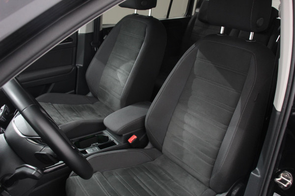 Volkswagen Touran 1.5 TSI DSG Highline 7p | Navigatie | Apple Carplay/Android Auto | Parkeersensoren | Adaptive Cruise Control | Stoel-en stuurverwarming | Elektrische achterklep | Getinte ramen | Climatronic