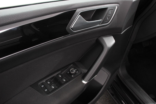 Volkswagen Touran 1.5 TSI DSG Highline 7p | Navigatie | Apple Carplay/Android Auto | Parkeersensoren | Adaptive Cruise Control | Stoel-en stuurverwarming | Elektrische achterklep | Getinte ramen | Climatronic