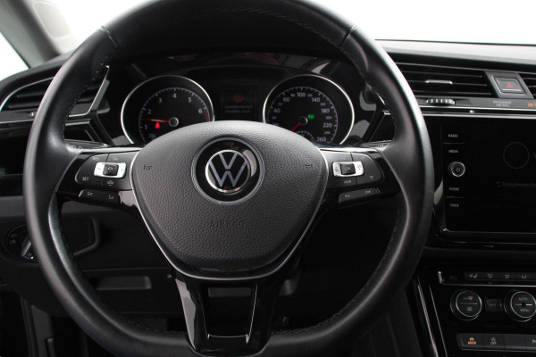Volkswagen Touran 1.5 TSI DSG Highline 7p | Navigatie | Apple Carplay/Android Auto | Parkeersensoren | Adaptive Cruise Control | Stoel-en stuurverwarming | Elektrische achterklep | Getinte ramen | Climatronic