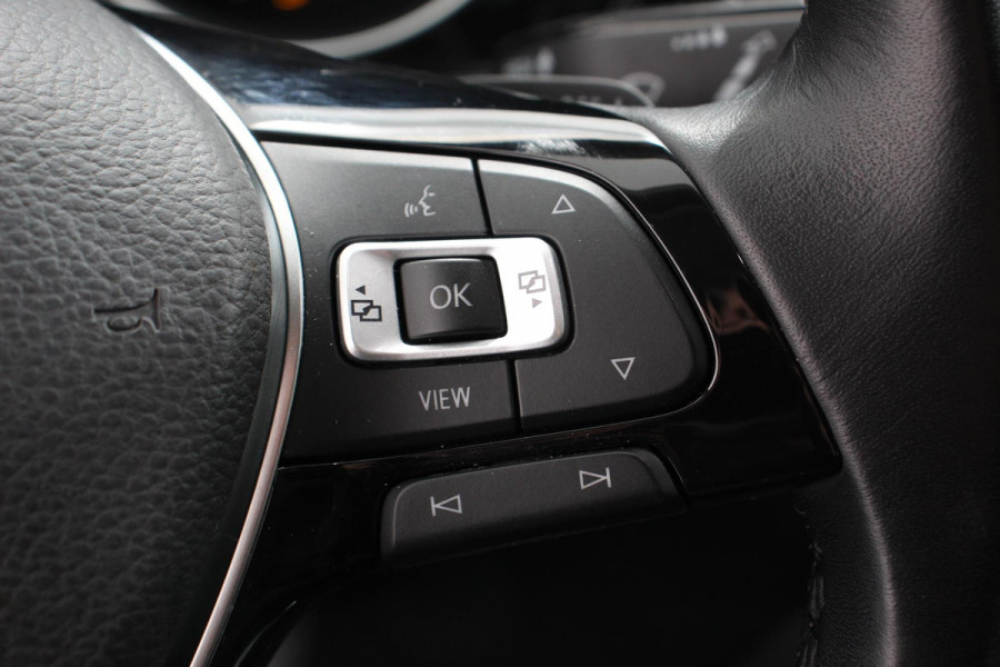 Volkswagen Touran 1.5 TSI DSG Highline 7p | Navigatie | Apple Carplay/Android Auto | Parkeersensoren | Adaptive Cruise Control | Stoel-en stuurverwarming | Elektrische achterklep | Getinte ramen | Climatronic
