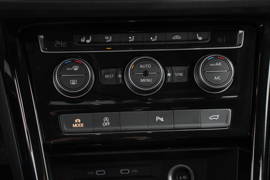 Volkswagen Touran 1.5 TSI DSG Highline 7p | Navigatie | Apple Carplay/Android Auto | Parkeersensoren | Adaptive Cruise Control | Stoel-en stuurverwarming | Elektrische achterklep | Getinte ramen | Climatronic