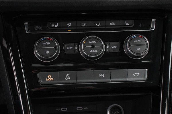 Volkswagen Touran 1.5 TSI DSG Highline 7p | Navigatie | Apple Carplay/Android Auto | Parkeersensoren | Adaptive Cruise Control | Stoel-en stuurverwarming | Elektrische achterklep | Getinte ramen | Climatronic