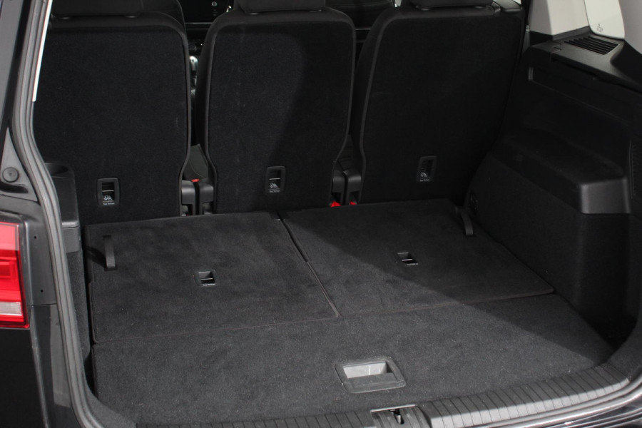 Volkswagen Touran 1.5 TSI DSG Highline 7p | Navigatie | Apple Carplay/Android Auto | Parkeersensoren | Adaptive Cruise Control | Stoel-en stuurverwarming | Elektrische achterklep | Getinte ramen | Climatronic