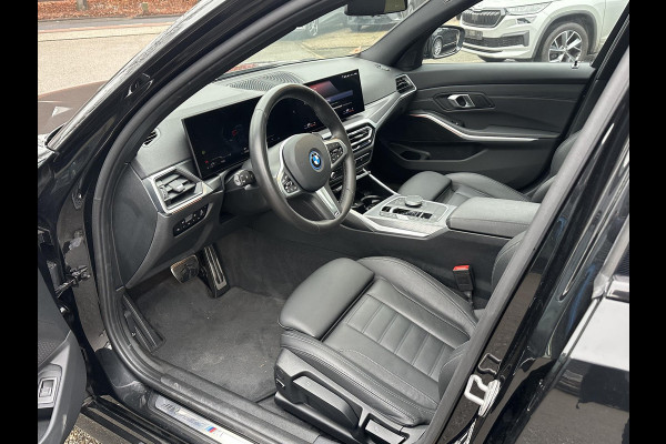 BMW 3 Serie Touring 320e M-SPORT | FACELIFT| PANO|1.STE EIGENAAR, DEALER OH. | LEER | ELEK. TREKHAAK| FABRIEKSGARANTIE T/M 08 2027| LEER| STOELVERWARMING| 19 INCH! SUPER COMPLEET!