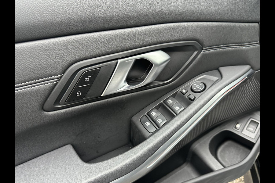 BMW 3 Serie Touring 320e M-SPORT | FACELIFT| PANO|1.STE EIGENAAR, DEALER OH. | LEER | ELEK. TREKHAAK| FABRIEKSGARANTIE T/M 08 2027| LEER| STOELVERWARMING| 19 INCH! SUPER COMPLEET!