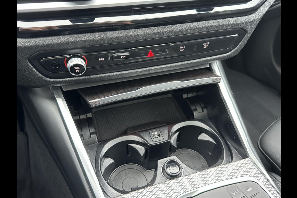 BMW 3 Serie Touring 320e M-SPORT | FACELIFT| PANO|1.STE EIGENAAR, DEALER OH. | LEER | ELEK. TREKHAAK| FABRIEKSGARANTIE T/M 08 2027| LEER| STOELVERWARMING| 19 INCH! SUPER COMPLEET!