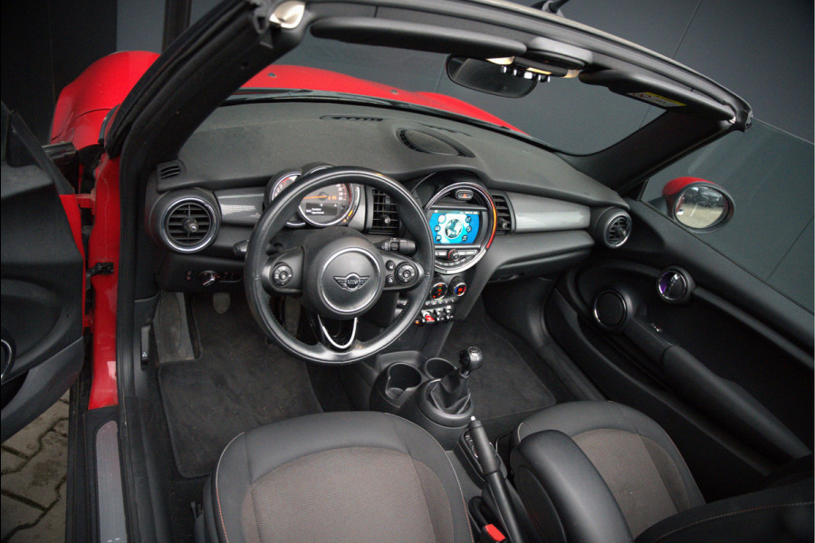 MINI Cabrio 1.5 Cooper Chili | Stoelverwarming | Cruise Control | Navigatie | Parkeersensoren | Keyless | Climate Control | Black Pack | Dealer Onderhouden |