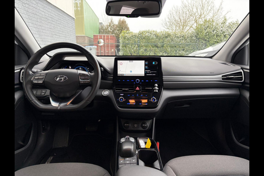 Hyundai IONIQ Comfort EV 40kWh SOH 99.7% !! NWE MODEL Warmtepomp Navi Ecc Camera Adap.Cruise Stoelverwarming Pdc Apple Carplay/Android Auto Lane Assist Isofix Keyless Led I-key Regensensor Rijstrooksensor Origineel Nederlandse Auto