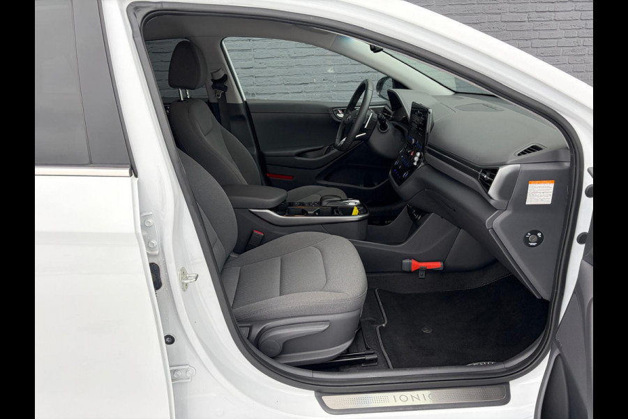 Hyundai IONIQ Comfort EV 40kWh SOH 99.7% !! NWE MODEL Warmtepomp Navi Ecc Camera Adap.Cruise Stoelverwarming Pdc Apple Carplay/Android Auto Lane Assist Isofix Keyless Led I-key Regensensor Rijstrooksensor Origineel Nederlandse Auto