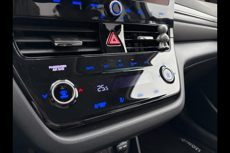 Hyundai IONIQ Comfort EV 40kWh SOH 99.7% !! NWE MODEL Warmtepomp Navi Ecc Camera Adap.Cruise Stoelverwarming Pdc Apple Carplay/Android Auto Lane Assist Isofix Keyless Led I-key Regensensor Rijstrooksensor Origineel Nederlandse Auto