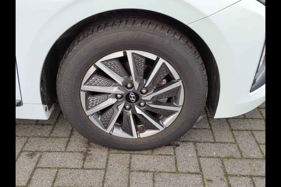 Hyundai IONIQ Comfort EV 40kWh SOH 99.7% !! NWE MODEL Warmtepomp Navi Ecc Camera Adap.Cruise Stoelverwarming Pdc Apple Carplay/Android Auto Lane Assist Isofix Keyless Led I-key Regensensor Rijstrooksensor Origineel Nederlandse Auto