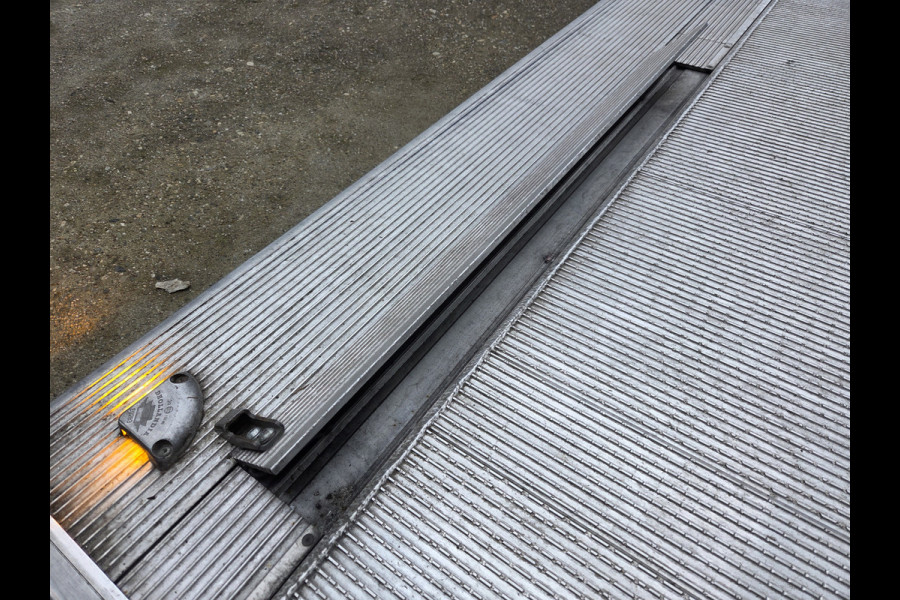 Ford Transit 350 2.0 TDCI L5 96Kw - 130Pk Laadklep Zijdeur Trend Skeletal Airco Achteruitrijcamera