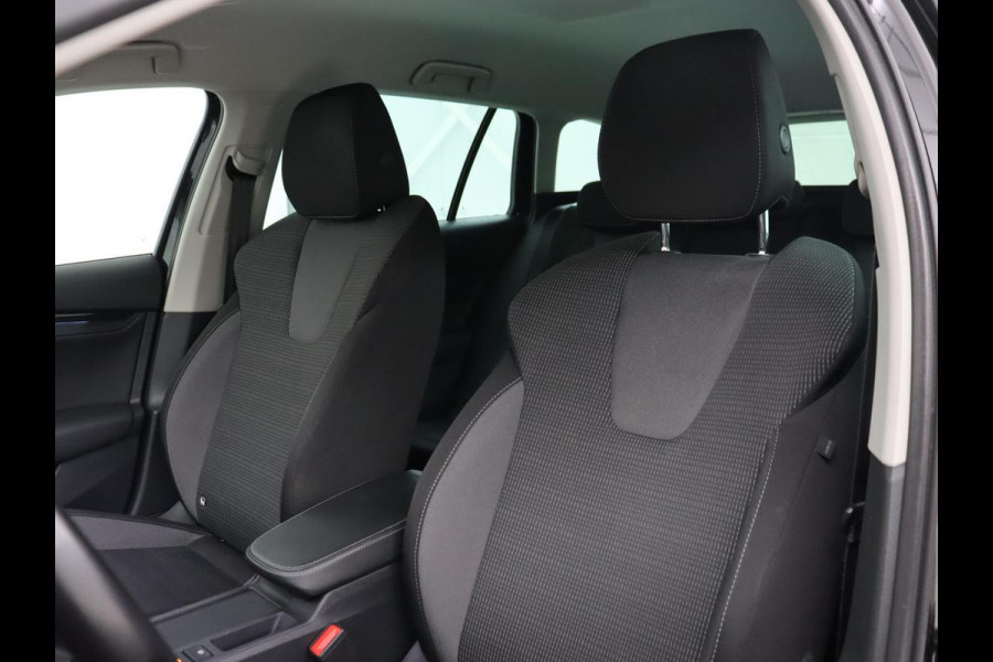 Škoda Octavia 1.0 TSI Business Edition | Trekhaak | Carplay | Sfeerverlichting | Stoelverwarming | Full LED | Parkeerhulp | Digital Cockpit | DAB | Cruise control | Climate control