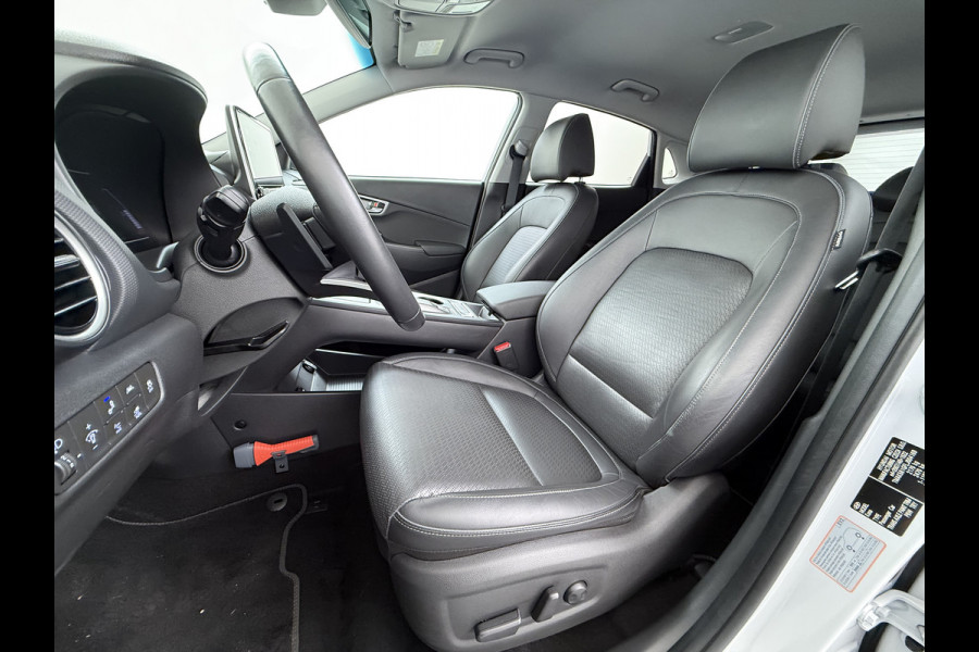 Hyundai Kona EV 64kWh 204pk SOH 100% Premium Leer Warmtepomp Head-Up Display Apple Carplay Android Navi Camera Elektr.Stoelen+Leer+Verwarmd+G Pdc Subwoofer Bluetooth Dodehoek detector Privacy Glas Rijstrooksensor 1e Eigenaar Origineel Nederlandse Auto  € 48.210 nieuw!