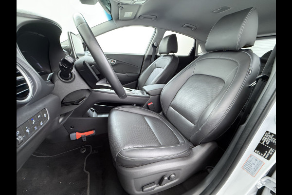 Hyundai Kona EV 64kWh 204pk SOH 100% Premium Leer Warmtepomp Head-Up Display Apple Carplay Android Navi Camera Elektr.Stoelen+Leer+Verwarmd+G Pdc Subwoofer Bluetooth Dodehoek detector Privacy Glas Rijstrooksensor 1e Eigenaar Origineel Nederlandse Auto  € 48.210 nieuw!
