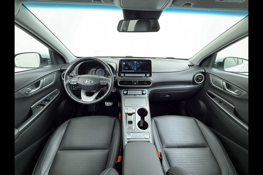 Hyundai Kona EV 64kWh 204pk SOH 100% Premium Leer Warmtepomp Head-Up Display Apple Carplay Android Navi Camera Elektr.Stoelen+Leer+Verwarmd+G Pdc Subwoofer Bluetooth Dodehoek detector Privacy Glas Rijstrooksensor 1e Eigenaar Origineel Nederlandse Auto  € 48.210 nieuw!
