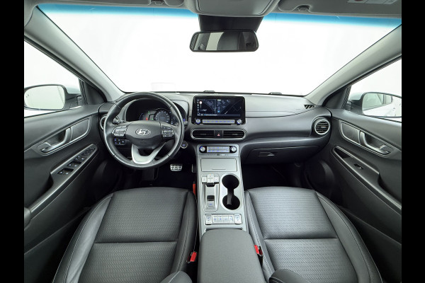 Hyundai Kona EV 64kWh 204pk SOH 100% Premium Leer Warmtepomp Head-Up Display Apple Carplay Android Navi Camera Elektr.Stoelen+Leer+Verwarmd+G Pdc Subwoofer Bluetooth Dodehoek detector Privacy Glas Rijstrooksensor 1e Eigenaar Origineel Nederlandse Auto  € 48.210 nieuw!
