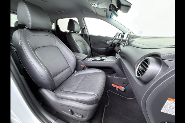 Hyundai Kona EV 64kWh 204pk SOH 100% Premium Leer Warmtepomp Head-Up Display Apple Carplay Android Navi Camera Elektr.Stoelen+Leer+Verwarmd+G Pdc Subwoofer Bluetooth Dodehoek detector Privacy Glas Rijstrooksensor 1e Eigenaar Origineel Nederlandse Auto  € 48.210 nieuw!