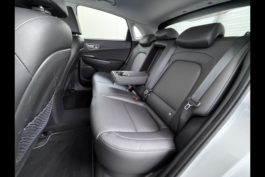 Hyundai Kona EV 64kWh 204pk SOH 100% Premium Leer Warmtepomp Head-Up Display Apple Carplay Android Navi Camera Elektr.Stoelen+Leer+Verwarmd+G Pdc Subwoofer Bluetooth Dodehoek detector Privacy Glas Rijstrooksensor 1e Eigenaar Origineel Nederlandse Auto  € 48.210 nieuw!