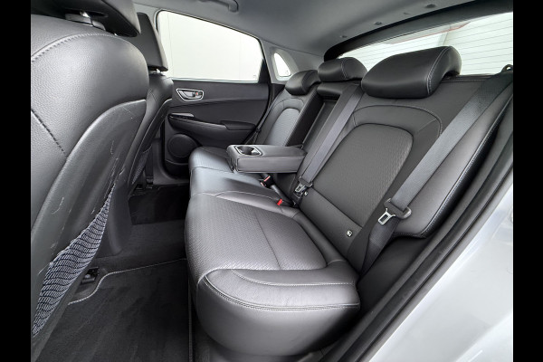 Hyundai Kona EV 64kWh 204pk SOH 100% Premium Leer Warmtepomp Head-Up Display Apple Carplay Android Navi Camera Elektr.Stoelen+Leer+Verwarmd+G Pdc Subwoofer Bluetooth Dodehoek detector Privacy Glas Rijstrooksensor 1e Eigenaar Origineel Nederlandse Auto  € 48.210 nieuw!