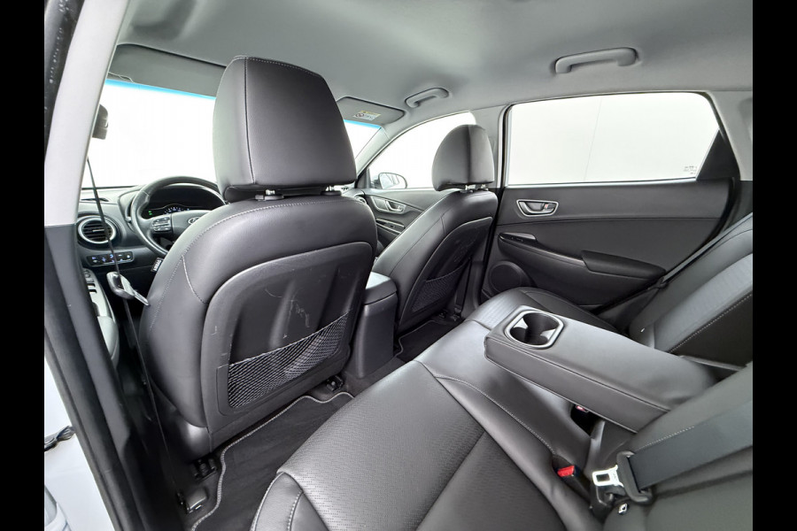 Hyundai Kona EV 64kWh 204pk SOH 100% Premium Leer Warmtepomp Head-Up Display Apple Carplay Android Navi Camera Elektr.Stoelen+Leer+Verwarmd+G Pdc Subwoofer Bluetooth Dodehoek detector Privacy Glas Rijstrooksensor 1e Eigenaar Origineel Nederlandse Auto  € 48.210 nieuw!