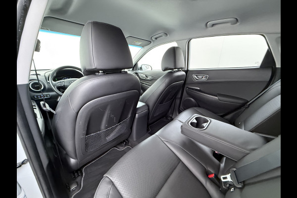 Hyundai Kona EV 64kWh 204pk SOH 100% Premium Leer Warmtepomp Head-Up Display Apple Carplay Android Navi Camera Elektr.Stoelen+Leer+Verwarmd+G Pdc Subwoofer Bluetooth Dodehoek detector Privacy Glas Rijstrooksensor 1e Eigenaar Origineel Nederlandse Auto  € 48.210 nieuw!