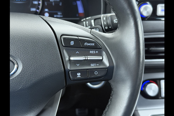 Hyundai Kona EV 64kWh 204pk SOH 100% Premium Leer Warmtepomp Head-Up Display Apple Carplay Android Navi Camera Elektr.Stoelen+Leer+Verwarmd+G Pdc Subwoofer Bluetooth Dodehoek detector Privacy Glas Rijstrooksensor 1e Eigenaar Origineel Nederlandse Auto  € 48.210 nieuw!