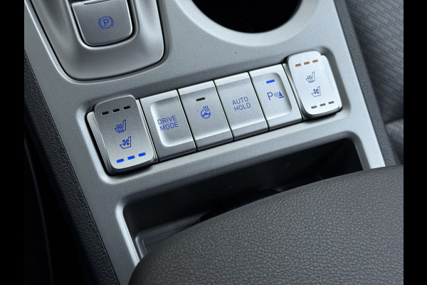 Hyundai Kona EV 64kWh 204pk SOH 100% Premium Leer Warmtepomp Head-Up Display Apple Carplay Android Navi Camera Elektr.Stoelen+Leer+Verwarmd+G Pdc Subwoofer Bluetooth Dodehoek detector Privacy Glas Rijstrooksensor 1e Eigenaar Origineel Nederlandse Auto  € 48.210 nieuw!