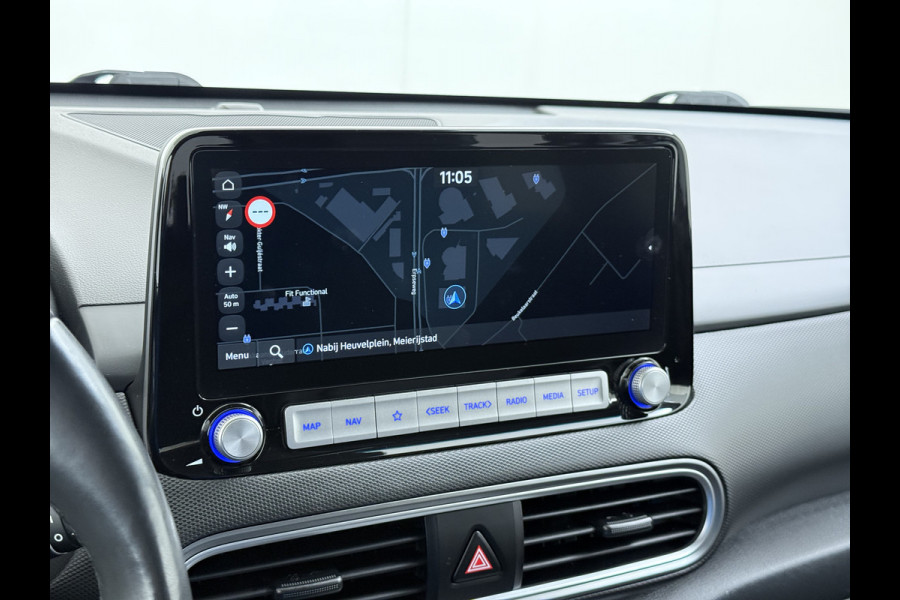 Hyundai Kona EV 64kWh 204pk SOH 100% Premium Leer Warmtepomp Head-Up Display Apple Carplay Android Navi Camera Elektr.Stoelen+Leer+Verwarmd+G Pdc Subwoofer Bluetooth Dodehoek detector Privacy Glas Rijstrooksensor 1e Eigenaar Origineel Nederlandse Auto  € 48.210 nieuw!