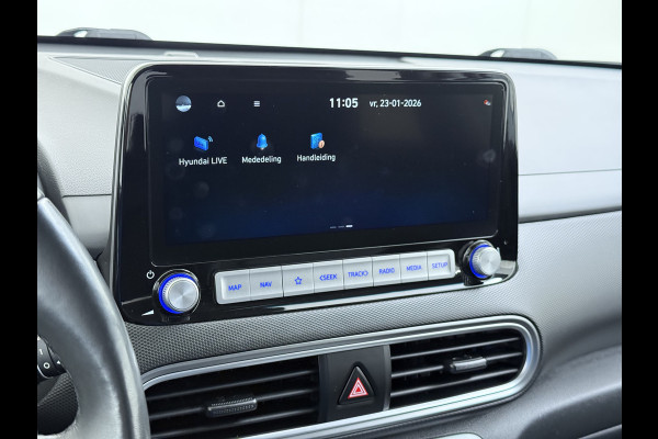 Hyundai Kona EV 64kWh 204pk SOH 100% Premium Leer Warmtepomp Head-Up Display Apple Carplay Android Navi Camera Elektr.Stoelen+Leer+Verwarmd+G Pdc Subwoofer Bluetooth Dodehoek detector Privacy Glas Rijstrooksensor 1e Eigenaar Origineel Nederlandse Auto  € 48.210 nieuw!
