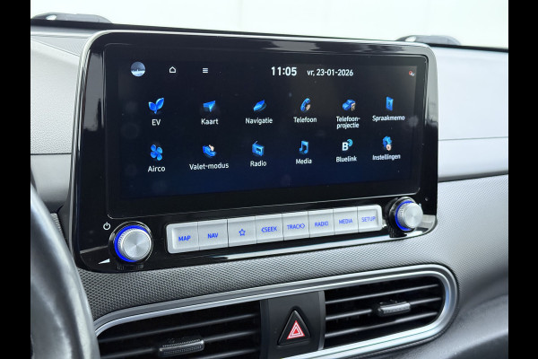 Hyundai Kona EV 64kWh 204pk SOH 100% Premium Leer Warmtepomp Head-Up Display Apple Carplay Android Navi Camera Elektr.Stoelen+Leer+Verwarmd+G Pdc Subwoofer Bluetooth Dodehoek detector Privacy Glas Rijstrooksensor 1e Eigenaar Origineel Nederlandse Auto  € 48.210 nieuw!