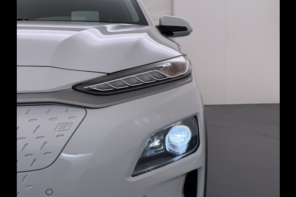 Hyundai Kona EV 64kWh 204pk SOH 100% Premium Leer Warmtepomp Head-Up Display Apple Carplay Android Navi Camera Elektr.Stoelen+Leer+Verwarmd+G Pdc Subwoofer Bluetooth Dodehoek detector Privacy Glas Rijstrooksensor 1e Eigenaar Origineel Nederlandse Auto  € 48.210 nieuw!