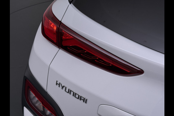 Hyundai Kona EV 64kWh 204pk SOH 100% Premium Leer Warmtepomp Head-Up Display Apple Carplay Android Navi Camera Elektr.Stoelen+Leer+Verwarmd+G Pdc Subwoofer Bluetooth Dodehoek detector Privacy Glas Rijstrooksensor 1e Eigenaar Origineel Nederlandse Auto  € 48.210 nieuw!
