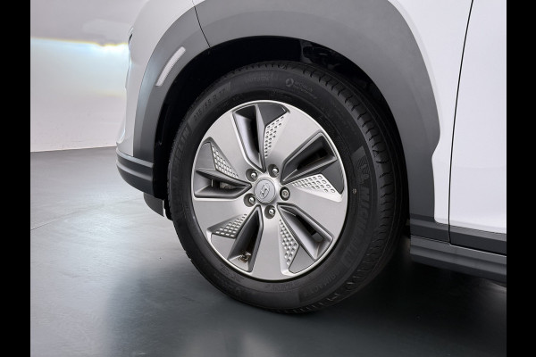 Hyundai Kona EV 64kWh 204pk SOH 100% Premium Leer Warmtepomp Head-Up Display Apple Carplay Android Navi Camera Elektr.Stoelen+Leer+Verwarmd+G Pdc Subwoofer Bluetooth Dodehoek detector Privacy Glas Rijstrooksensor 1e Eigenaar Origineel Nederlandse Auto  € 48.210 nieuw!