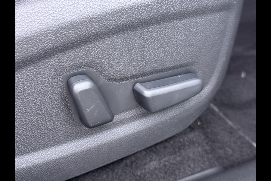 Hyundai Kona EV 64kWh 204pk SOH 100% Premium Leer Warmtepomp Head-Up Display Apple Carplay Android Navi Camera Elektr.Stoelen+Leer+Verwarmd+G Pdc Subwoofer Bluetooth Dodehoek detector Privacy Glas Rijstrooksensor 1e Eigenaar Origineel Nederlandse Auto  € 48.210 nieuw!